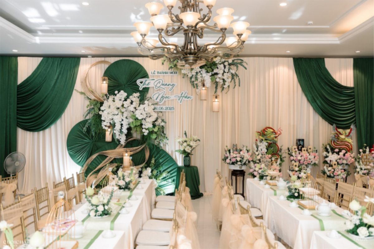 Lễ Thành Hôn trang trí với backdrop tone xanh hồng kết hợp hoa trắng và lá xanh, tạo không gian hài hòa, tinh tế và hiện đại. (Ảnh: TIFF.vn)