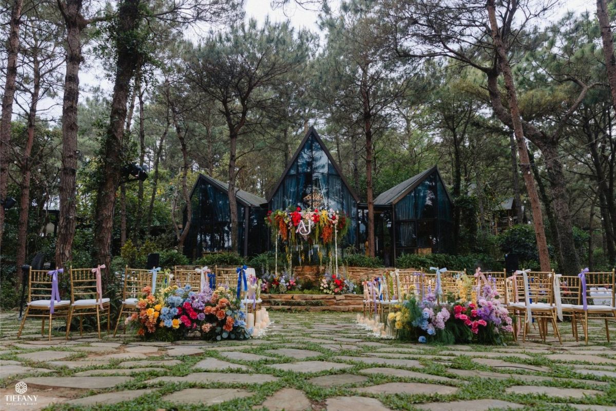 Sân vườn trước nhà kính 3 mái với nền đá tự nhiên là điểm nhấn nổi bật của AMAYA. (ẢNH: TIFF.vn) 