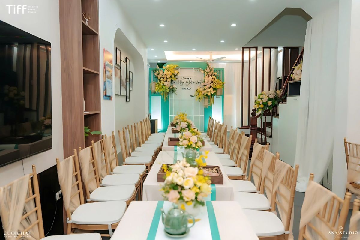 Backdrop cưới kết hợp vải voan và hoa tươi nhẹ nhàng (Ảnh: TIFF)