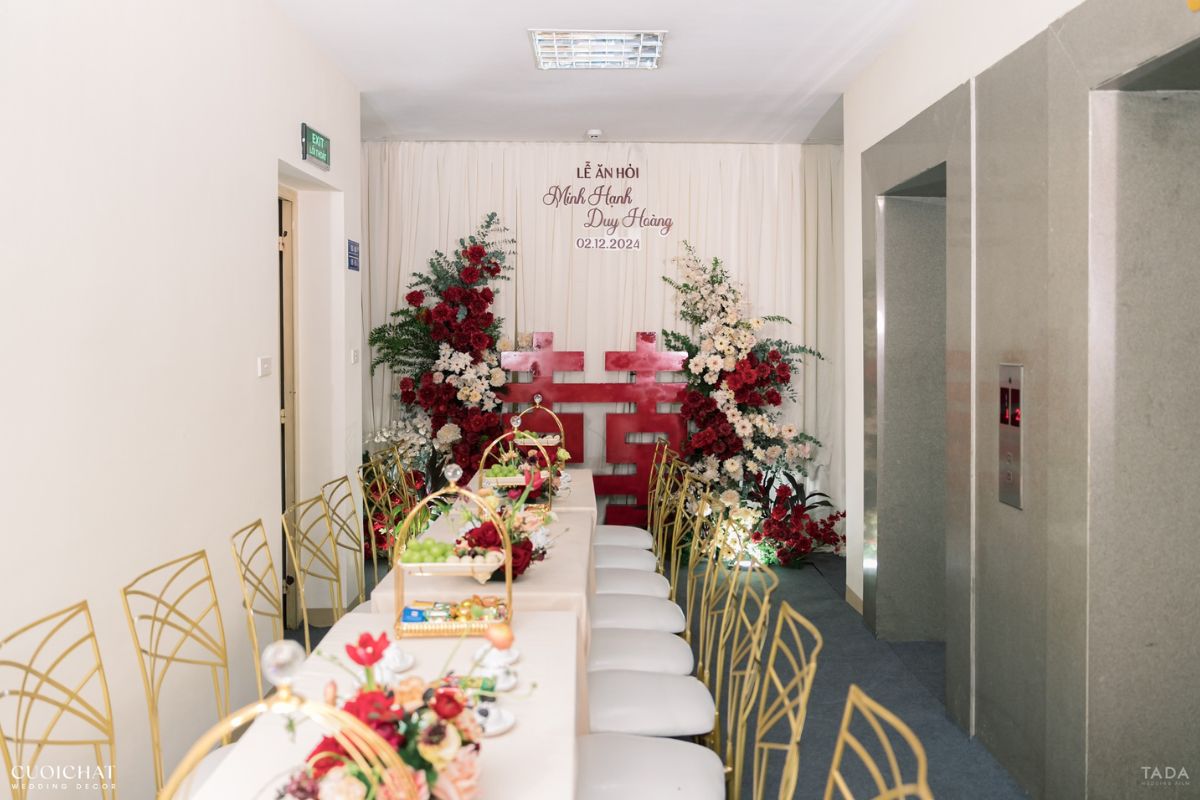 Backdrop gỗ nhỏ kết hợp hoa nhẹ cho chung cư (Ảnh: TIFF)