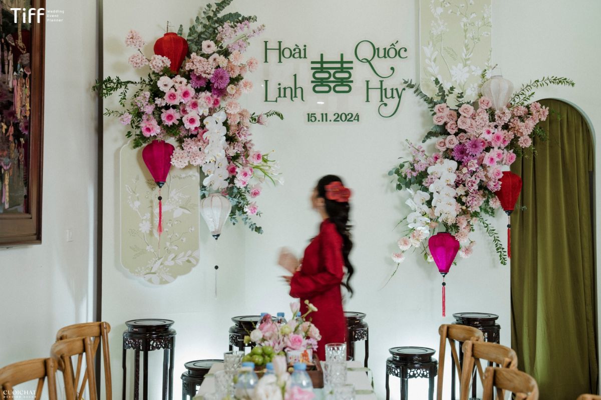 Backdrop hiện đại tối giản với tone trắng tinh khôi trang nhã (Ảnh: TIFF)
