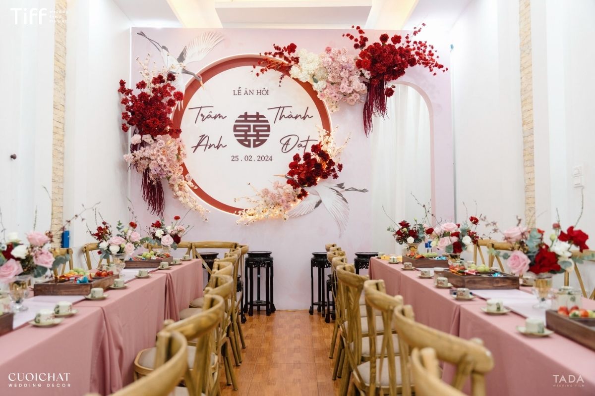 Backdrop tone đỏ nổi bật, tôn vinh vẻ đẹp lễ cưới Việt (Ảnh: TIFF)