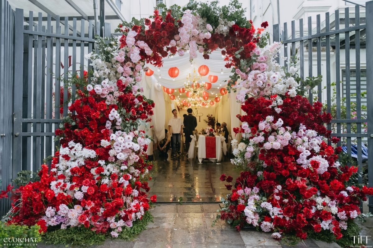 Cổng hoa cưới tại tiệc cưới tư gia của cặp đôi do TIFF thi công (Ảnh: sưu tầm)
