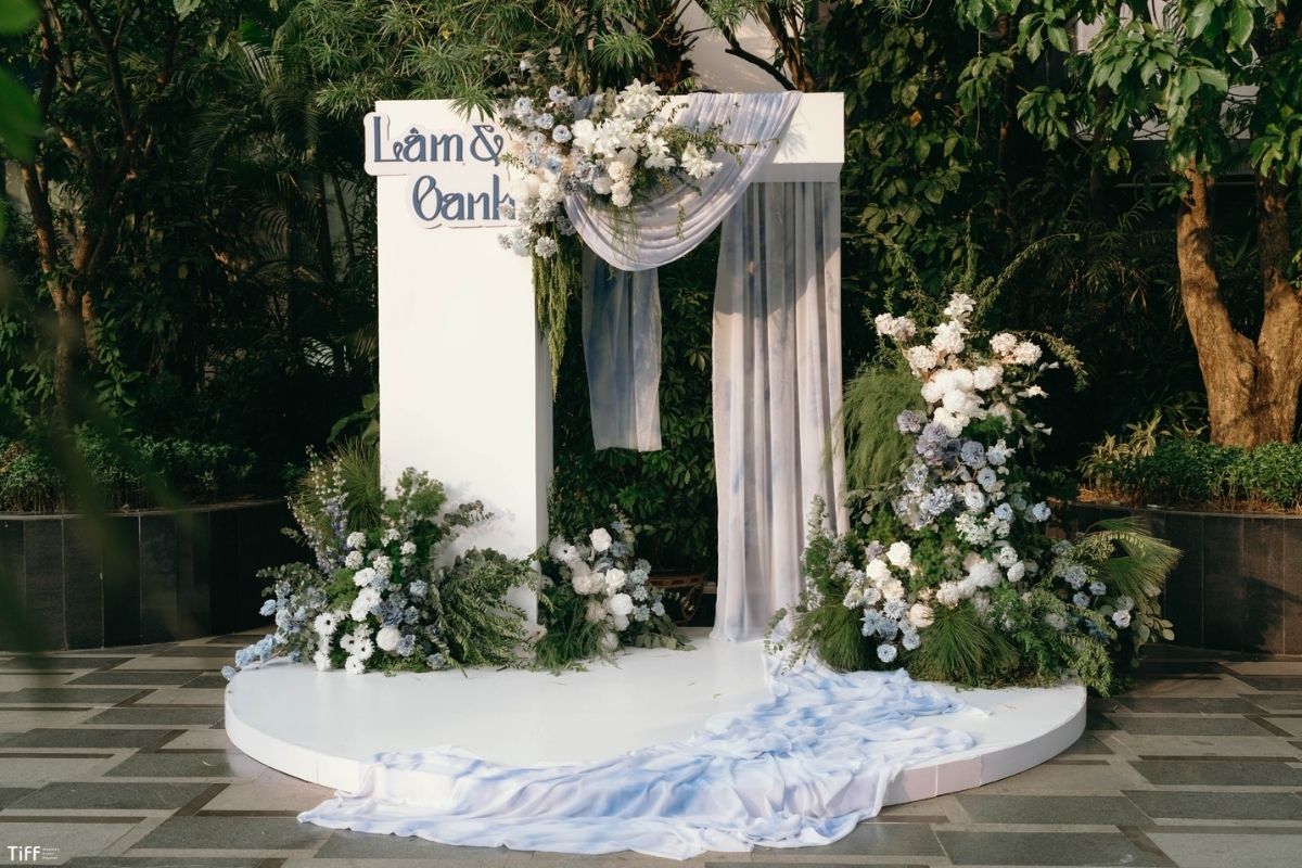 Photobooth  trong trang trí tiệc cưới ngoài trời của cặp đôi Lâm & Oanh do TIFF thi công (ẢNH: TIFF.vn)