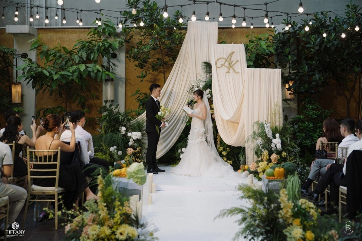 Sân khấu tiệc cưới ngoài trời đám cưới Kiều Anh & Khôi (ẢNH: TIFF.vn)