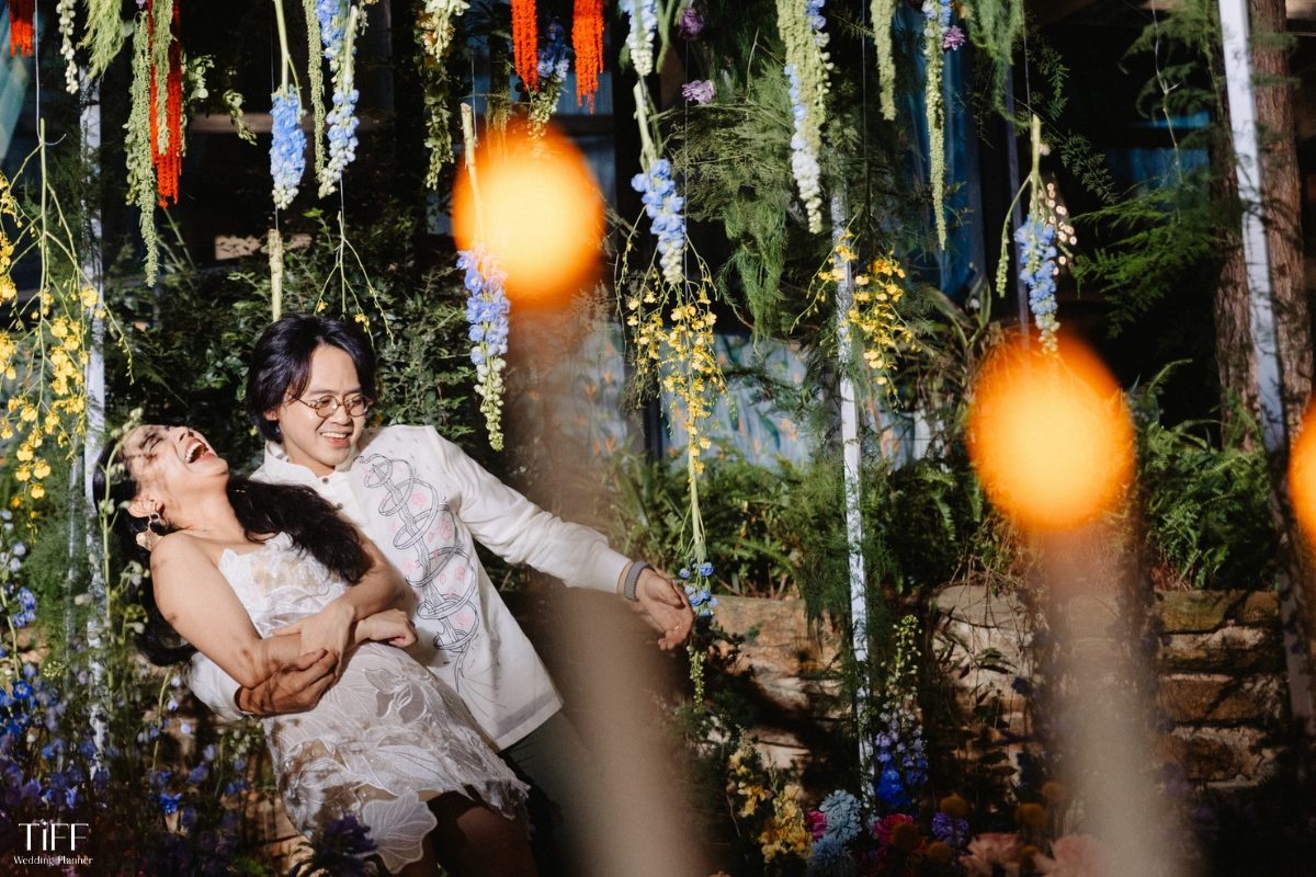 Lựa chọn hoa và vật liệu trang trí địa phương giúp giảm chi phí mà vẫn giữ được vẻ đẹp tự nhiên, tinh tế. (ẢNH: TIFF)