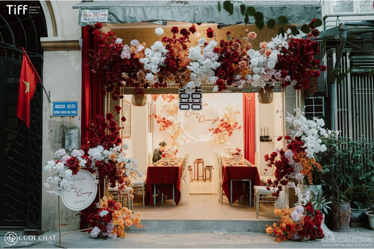 Cổng hoa đỏ – biểu tượng hạnh phúc, thanh khiết và viên mãn (Ảnh: TIFF)