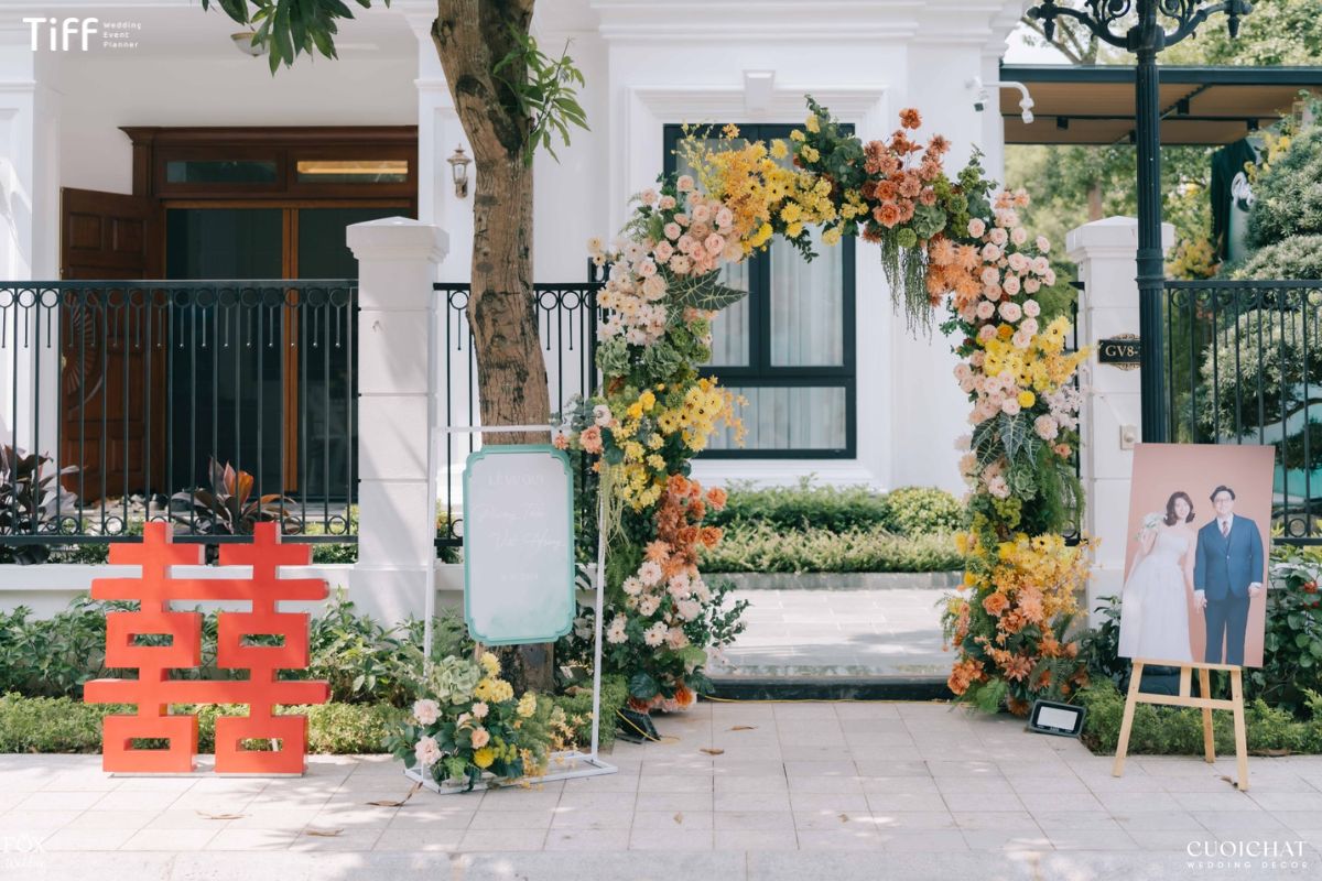 Cổng hoa trắng xanh thanh thoát, tạo lối vào nhẹ nhàng (Ảnh: TIFF)
