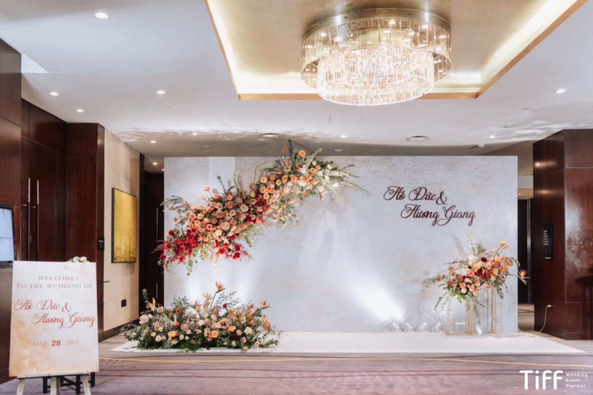 Đèn chùm và trần cao lý tưởng cho concept Luxury (Ảnh: TIFF)