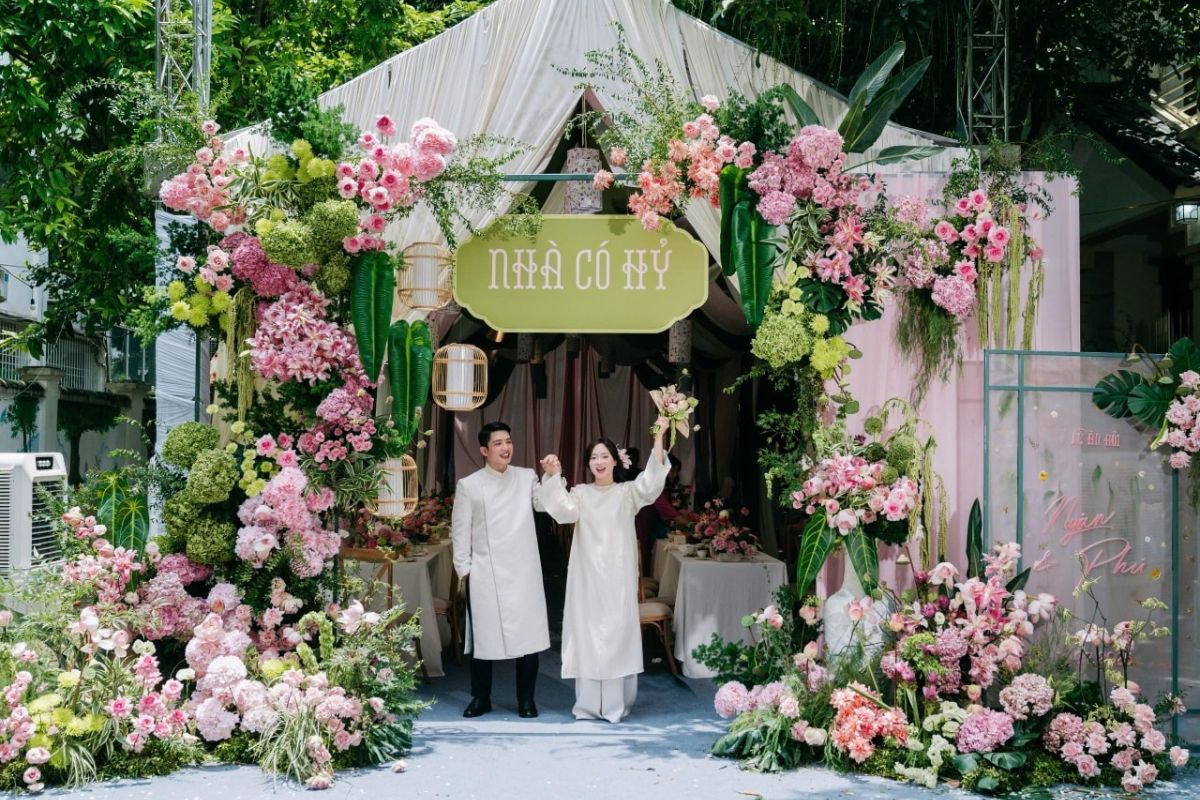 Đội ngũ nhỏ nhưng sáng tạo làm mẫu cưới ấm áp riêng cho từng nhà (Ảnh: Sưu tầm)