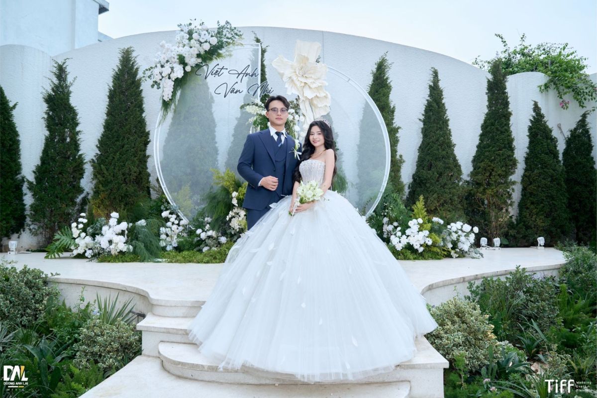 Hoa lụa lá tươi và backdrop tạo điểm nhấn đầy tinh tế (Ảnh: TIFF)