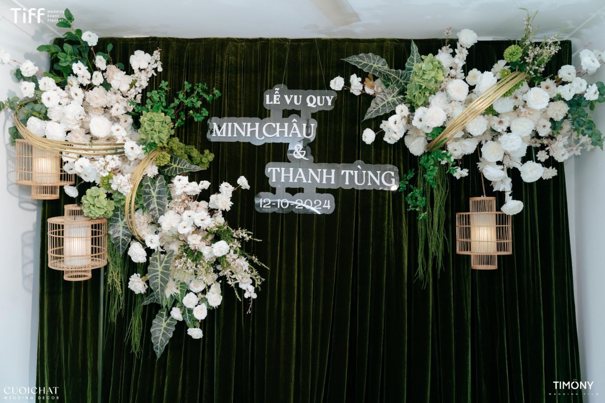 Không gian backdrop thanh lịch, điểm nhấn hoa trắng tinh tế (Ảnh: TIFF)