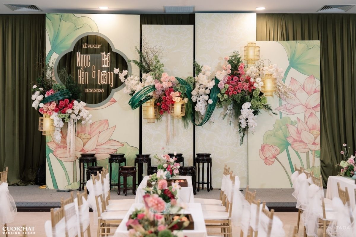 Trang trí gia tiên hoa sen không chỉ thẩm mỹ, mà còn chứa đựng nhiều ý nghĩa văn hóa và tâm linh sâu sắc. (ẢNH: TIFF.vn)