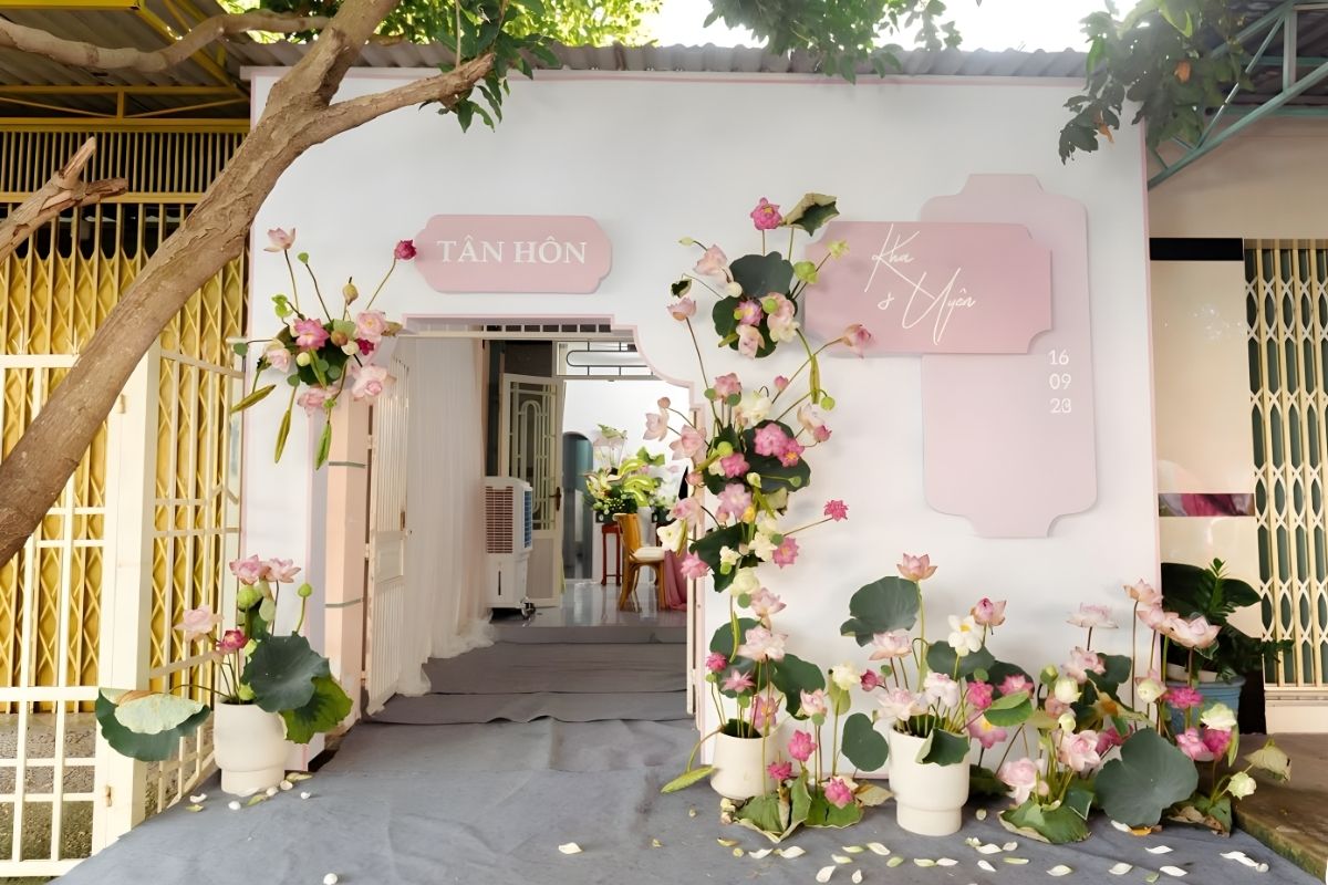 Photobooth trang trí gia tiên bằng hoa sen (Ảnh: sưu tầm)