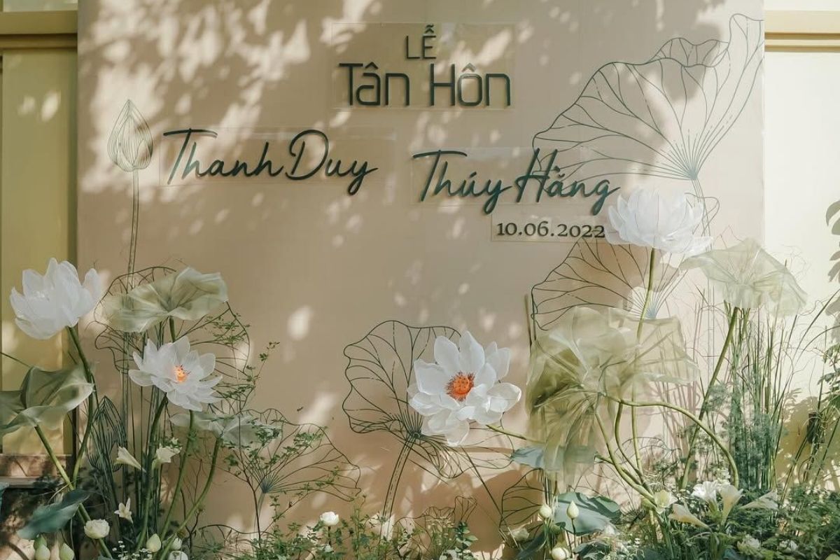 Cổng cưới trang trí gia tiên nhà trai bằng hoa sen (Ảnh: sưu tầm)
