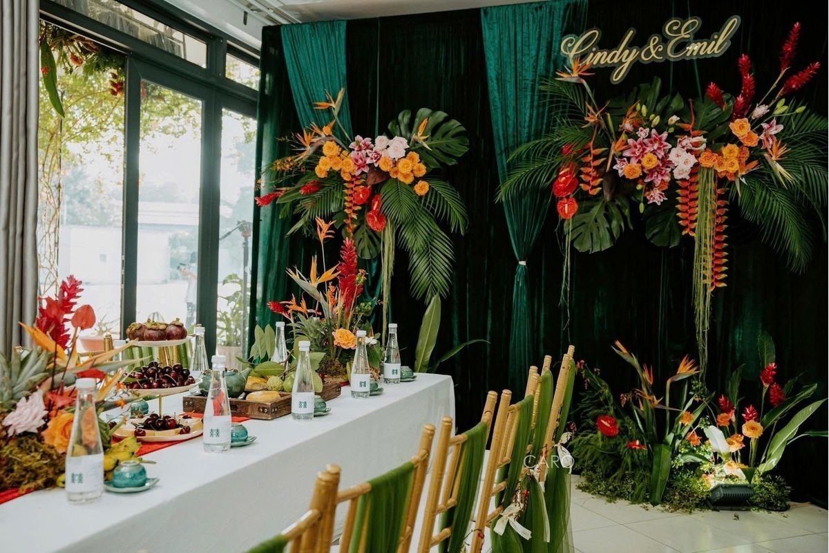 Backdrop trang trí với hoa thiên điểu theo phong cách tropical. (Ảnh: sưu tầm)