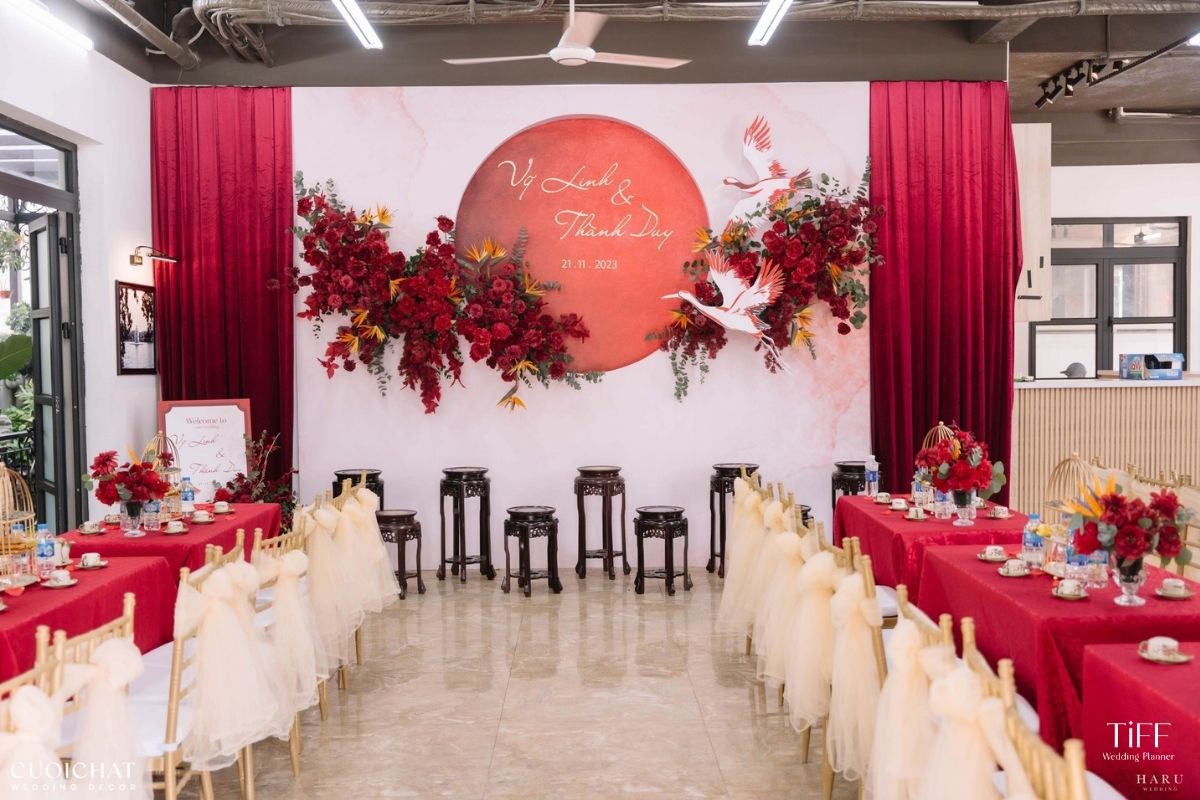Backdrop được trang trí với hoa thiên điểu. (Ảnh: TIFF.vn)
