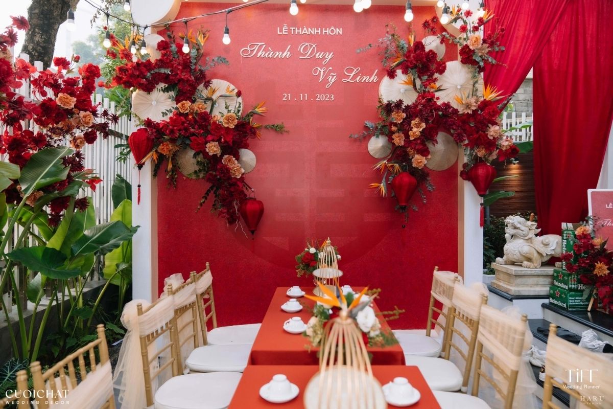 Backdrop được trang trí với hoa thiên điểu. (Ảnh: TIFF.vn)