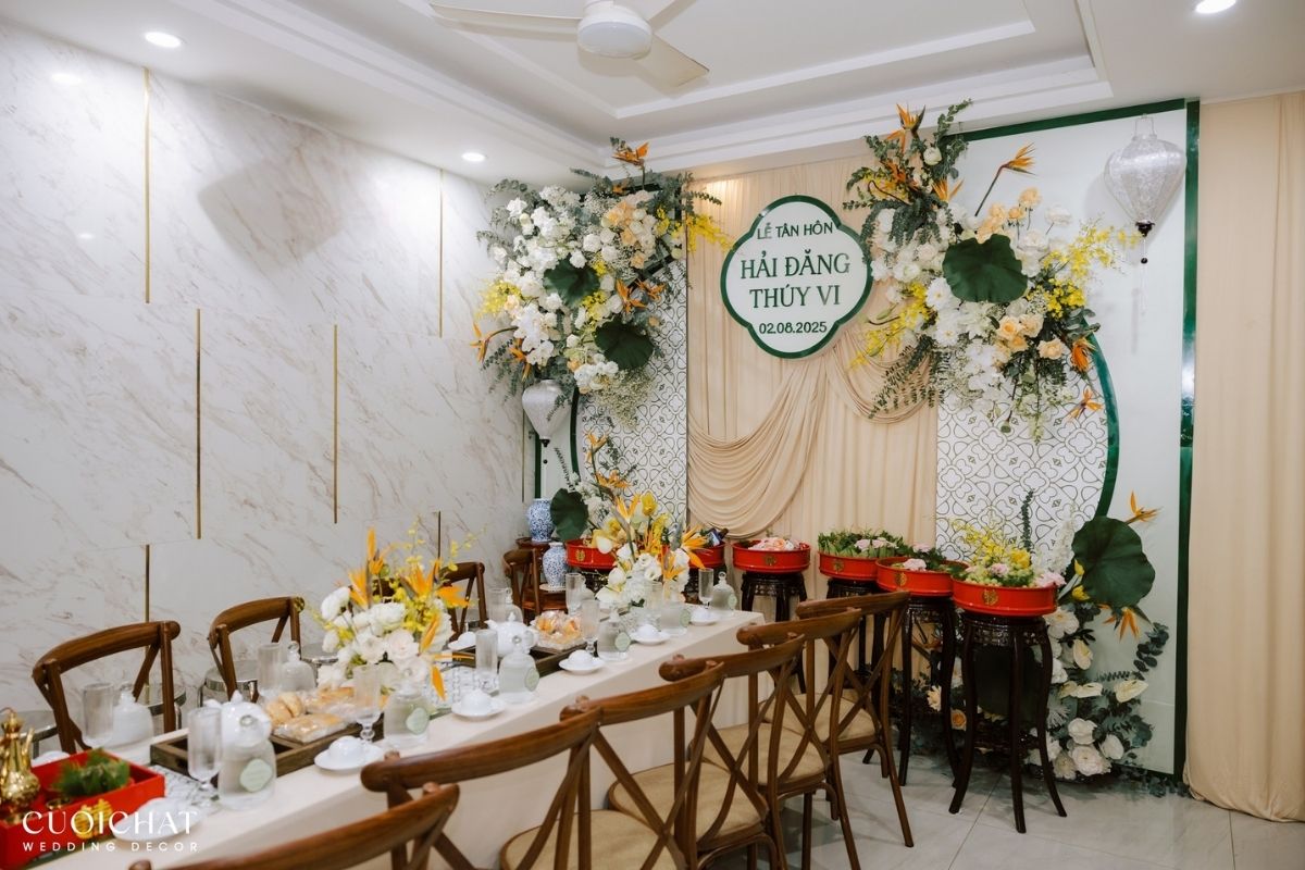 Backdrop trang trí với hoa thiên điểu kết hợp drap cùng vải. (Ảnh: TIFF.vn)