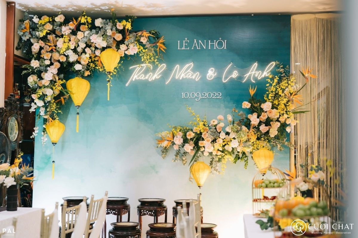 Backdrop được trang trí với hoa thiên điểu. (Ảnh: TIFF.vn)