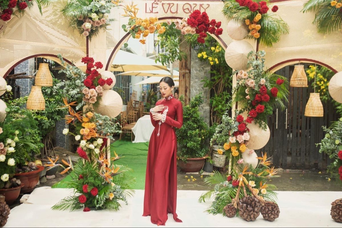 Photobooth được trang trí với hoa thiên điểu kết hợp cùng nón lá, đèn lồng tre. (Ảnh: sưu tầm)