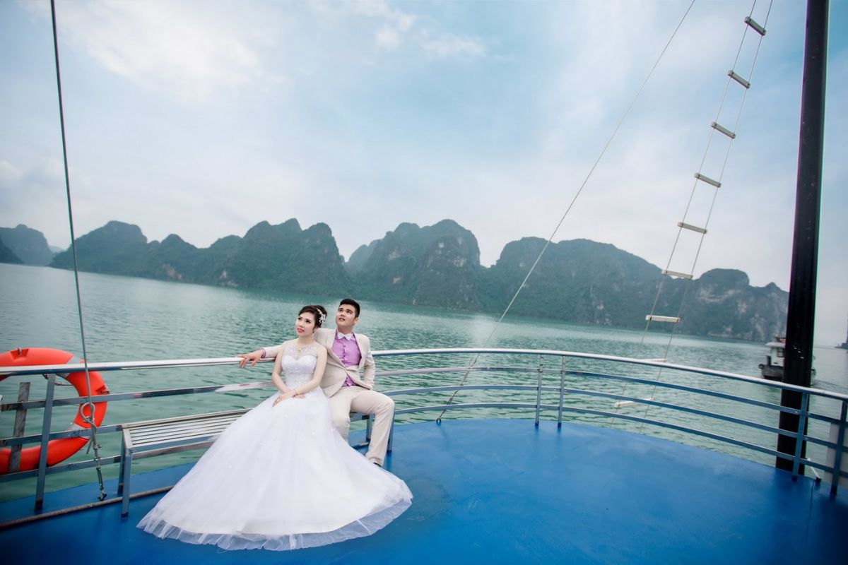 Một đám cưới trên du thuyền giữa vịnh Hạ Long sẽ là trải nghiệm khó quên (Ảnh: Sưu tầm)