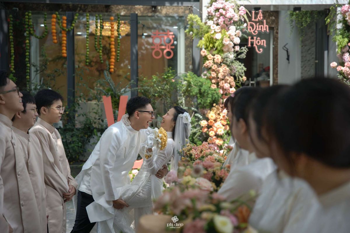 Phi Điệp nổi bật nhờ cách kết hợp hoa nội địa và hoa nhập đầy tinh tế (Ảnh: Sưu tầm)