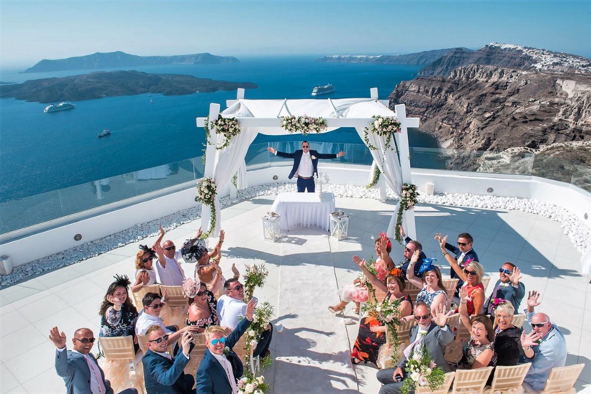 Santorini với gam màu trắng xanh và hoàng hôn đẹp là điểm đến mơ ước (Ảnh: Sưu tầm)