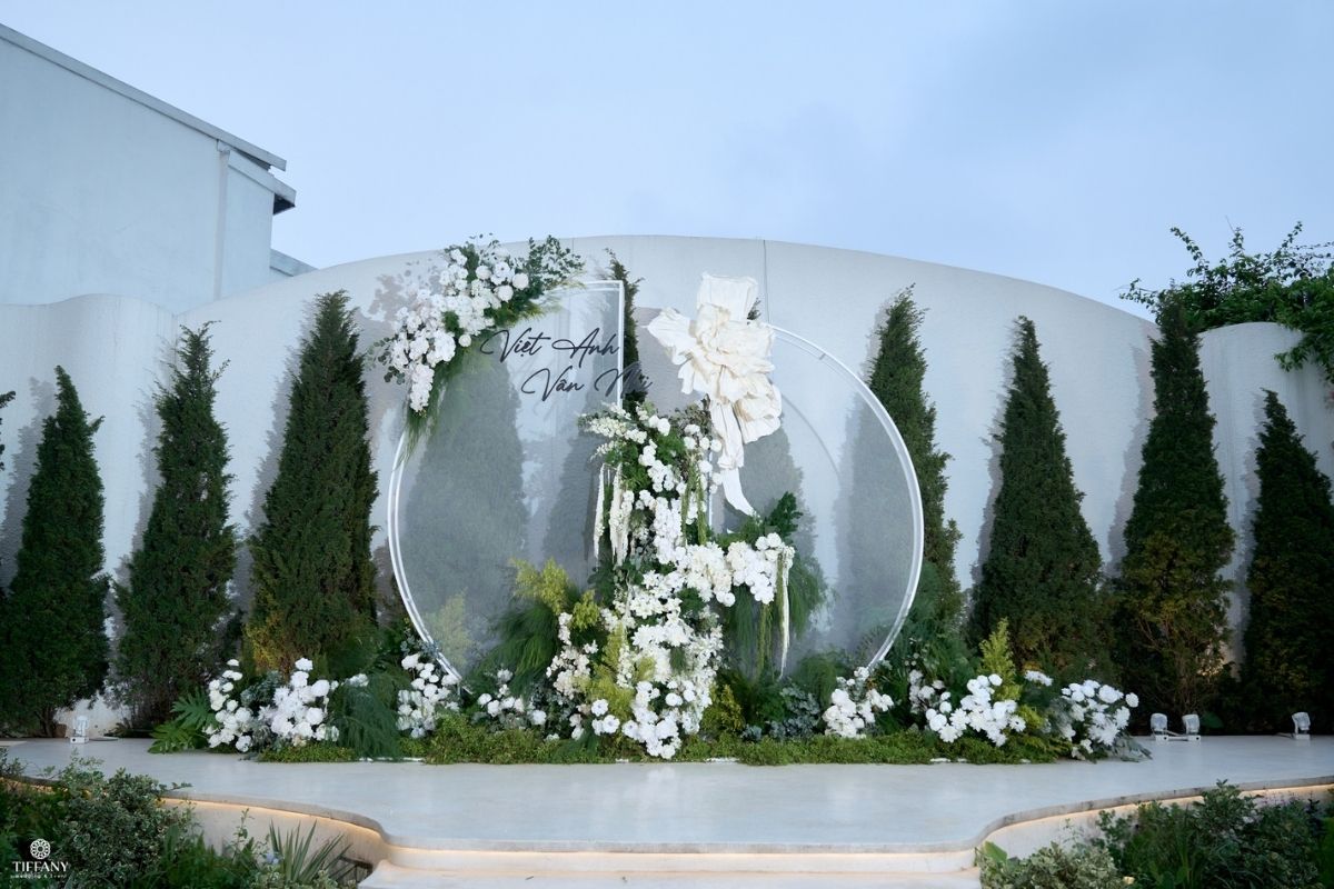 Sân khấu tiệc cưới ngoài trời được TIFF thực hiện tại đám cưới Vân Nhi & Việt Anh tại Sen Star Palace(ẢNH: TIFF.vn)