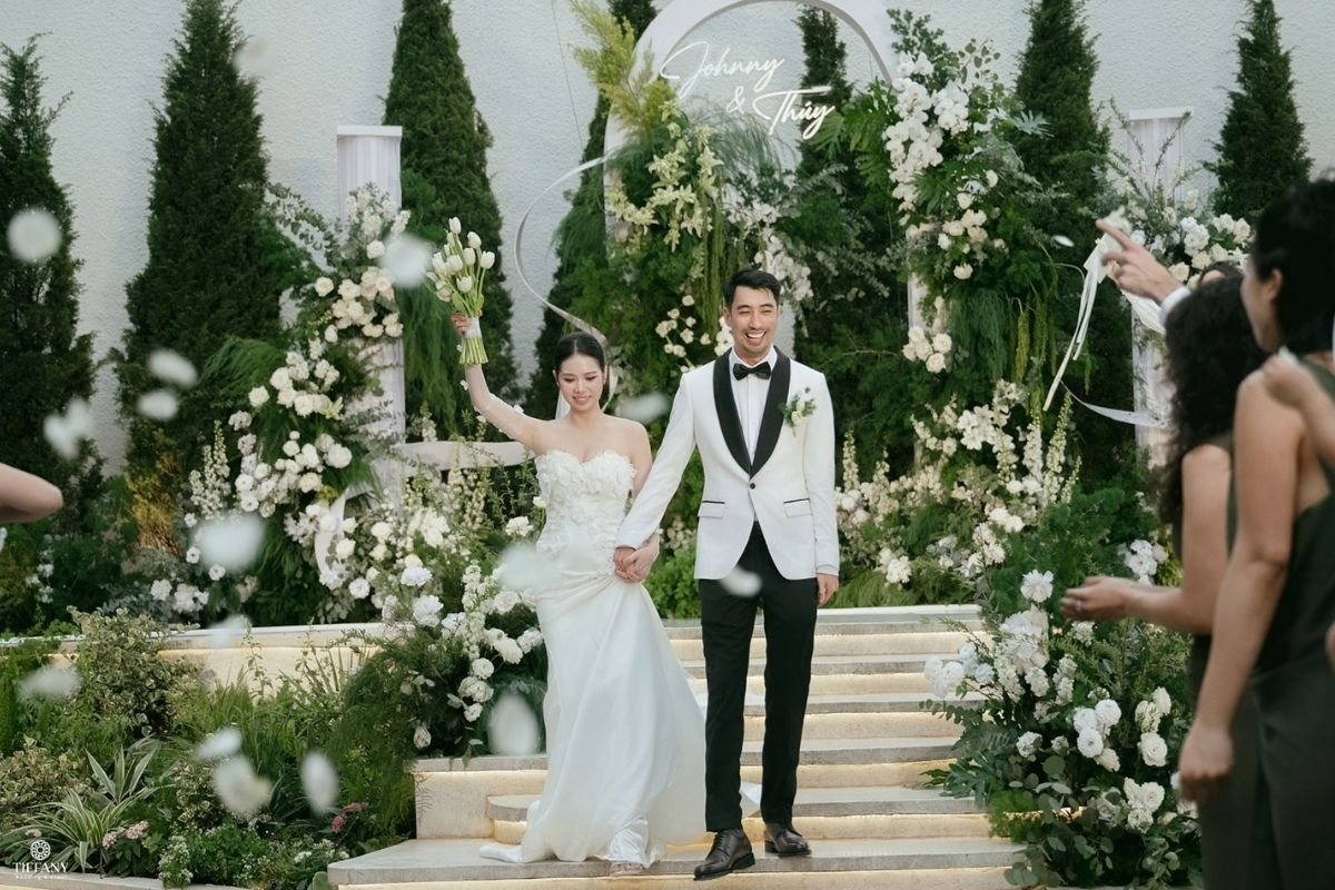 Sân khấu tiệc cưới ngoài trời phong cách cổ điển lãng mạn được TIFF thực hiện tại đám cưới Johnny & Thủy (ẢNH: TIFF.vn)