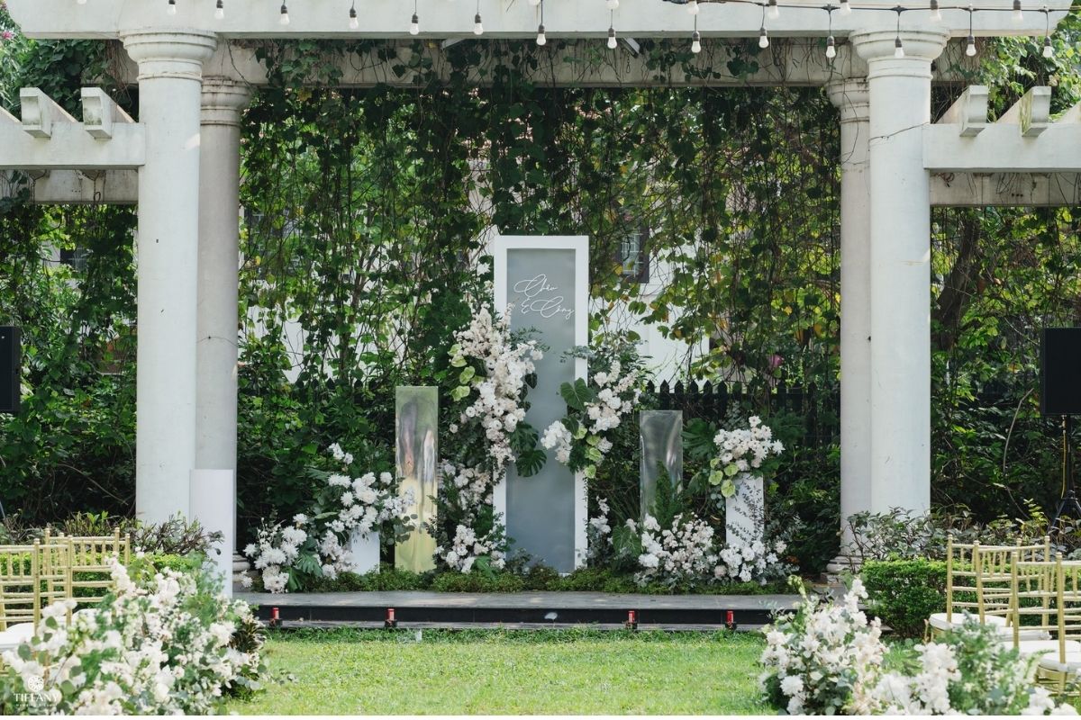 Sân khấu tiệc cưới ngoài trời được TIFF thực hiện tại đám cưới Châu & Công tại Elegant Suites Westlake (ẢNH: TIFF.vn)