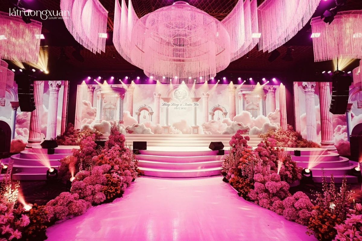 Sân khấu được trang trí bởi Lá Trường Xuân Luxury Wedding (Ảnh: Lá Thường Xuân)
