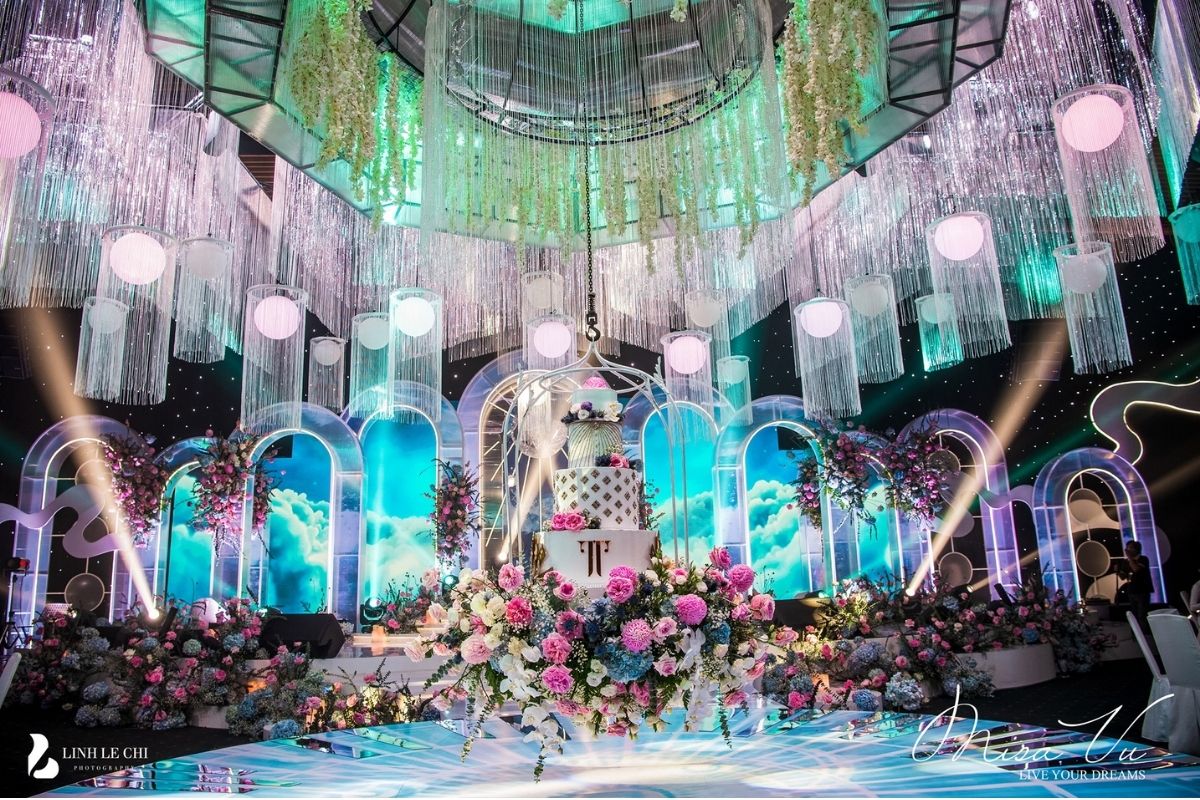 Sân khấu tiệc cưới được thiết kế và trang trí bởi Misa Vu Luxury Events (Ảnh: Misa Vu)