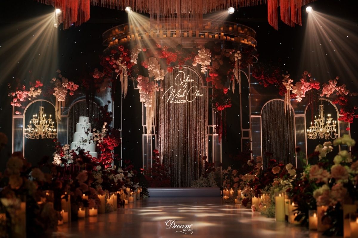 Sân khấu tiệc cưới khách sạn do Dream Wedding trang trí. (Ảnh: Dream Wedding)