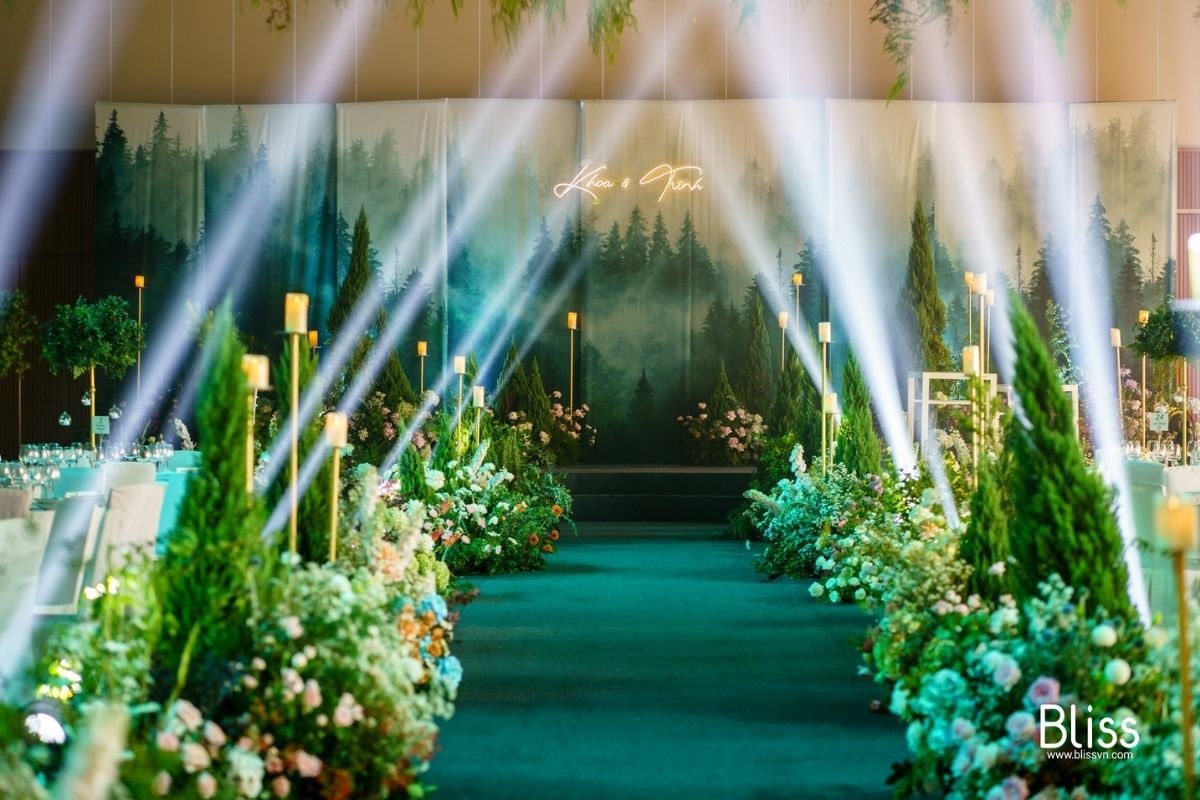 Sân khấu tiệc cưới khách sạn được trang trí bởi Bliss Weddings & Events Planner Vietnam (Ảnh: Bliss Weddings)