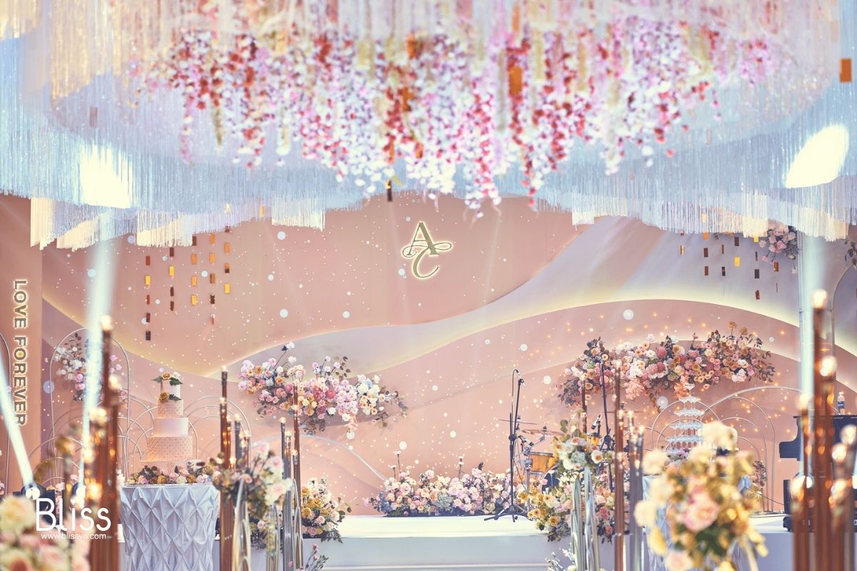 Sân khấu tiệc cưới khách được thiết kế bởi Bliss Weddings & Events Planner Vietnam (Ảnh: Bliss Weddings)