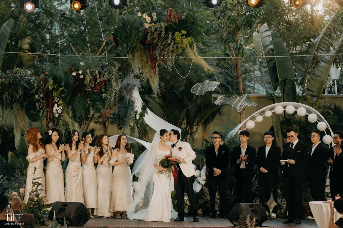 Sân khấu tiệc cưới ngoài trời được thiết kế và trang trí bởi Tiffany Wedding - Hồ Chí Minh tại Lotte Hotel Saigon. (Ảnh: TIFF.vn)