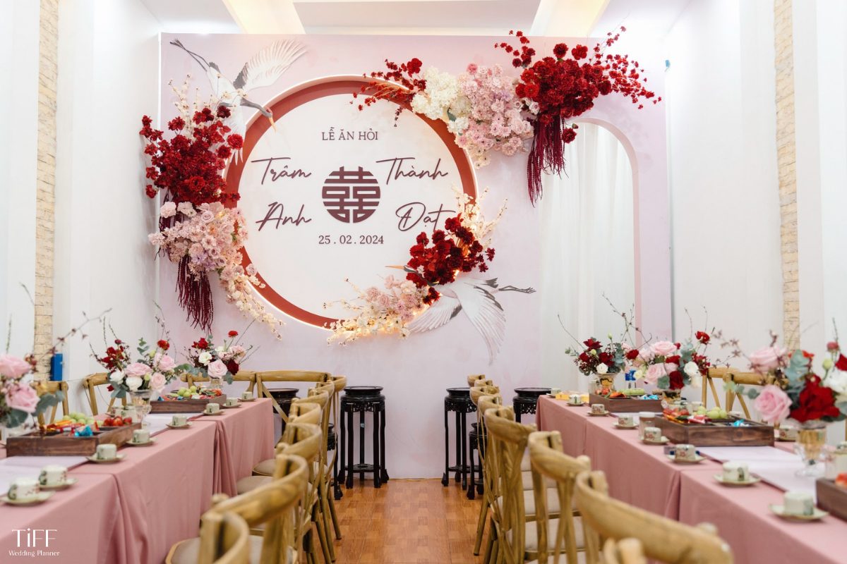 Tham khảo bảng giá trang trí tiệc cưới tư gia sẽ giúp các cặp đôi có cái nhìn toàn diện hơn về mức chi phí cần chuẩn bị. (ẢNH: TIFF.vn)