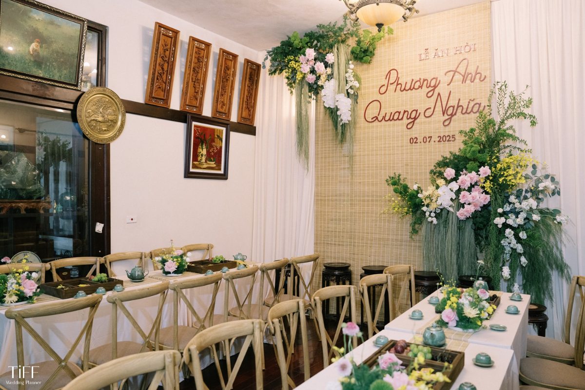 Backdrop được trang trí với vải line kết hợp cùng hoa vàng lá xanh. (ẢNH: TIFF.vn)