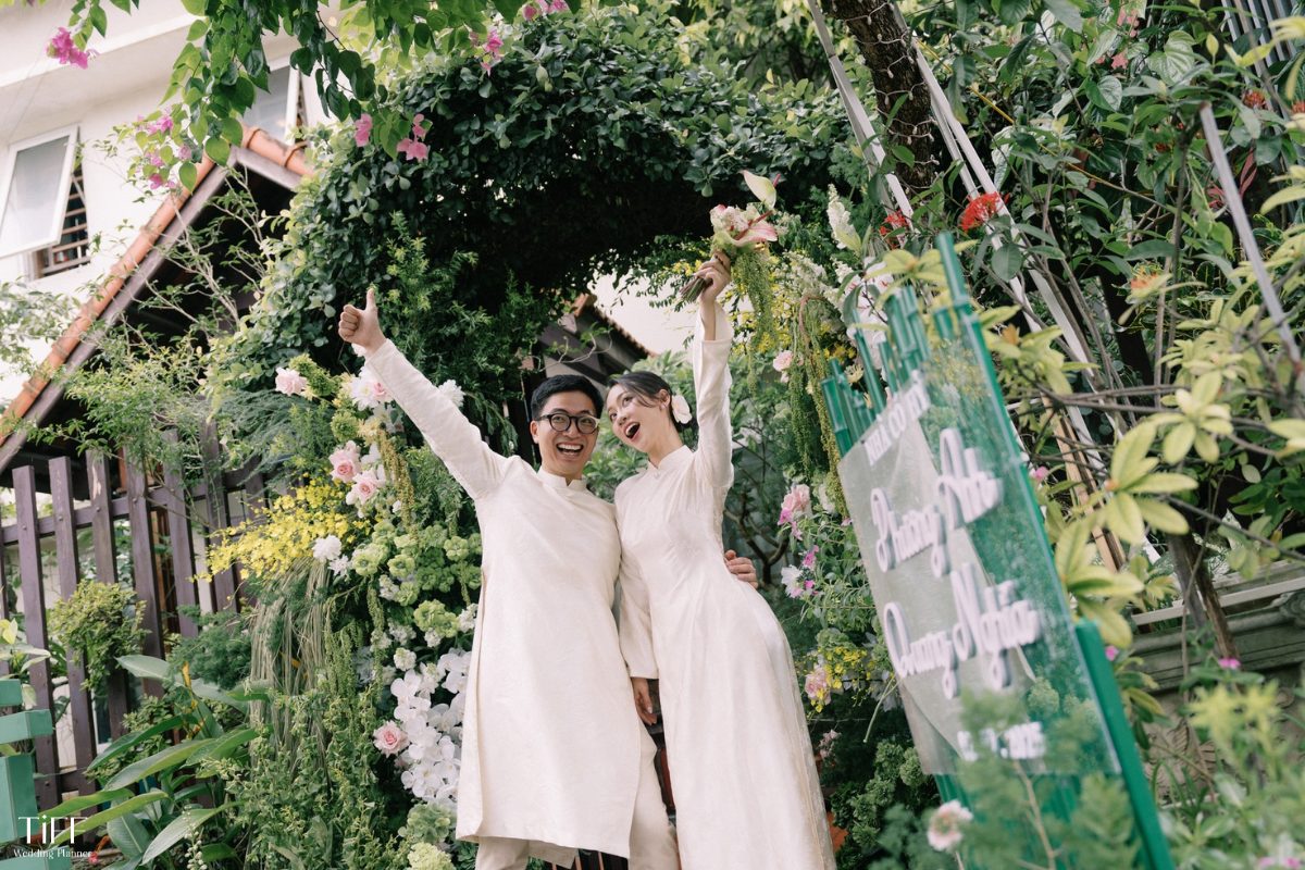Hãy tập trung các cụm hoa lá lớn ở những khu vực chính như cổng hoa, backdrop. (ẢNH: TIFF.vn)