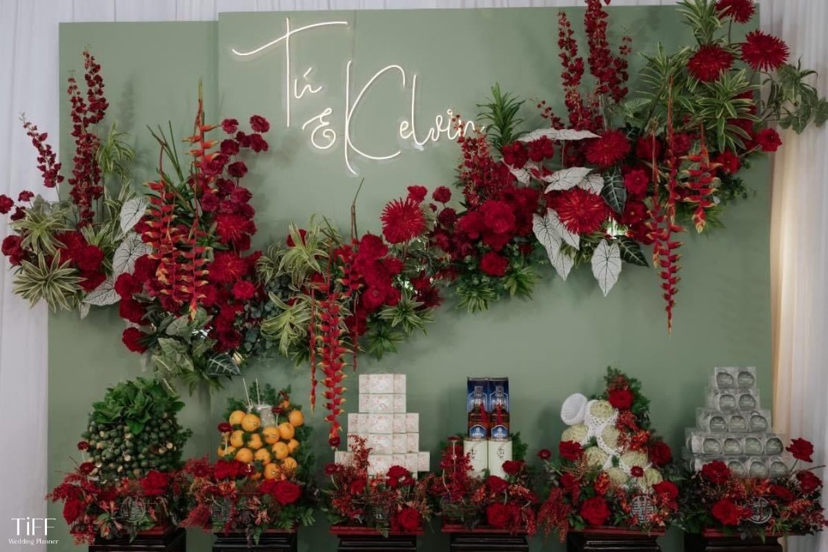 Backdrop được thiết kế với fomex xanh & hoa đỏ. (ẢNH: Sưu tầm)