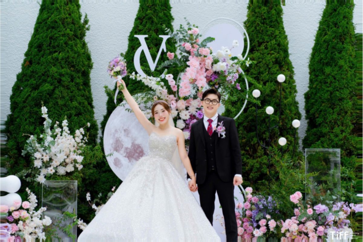 Trang trí đám cưới theo phong cách Romance tại Sen Star Palace với sắc hoa pastel nhẹ nhàng, mang đến bầu không khí đầy mơ mộng. (Ảnh: TIFF.vn) 