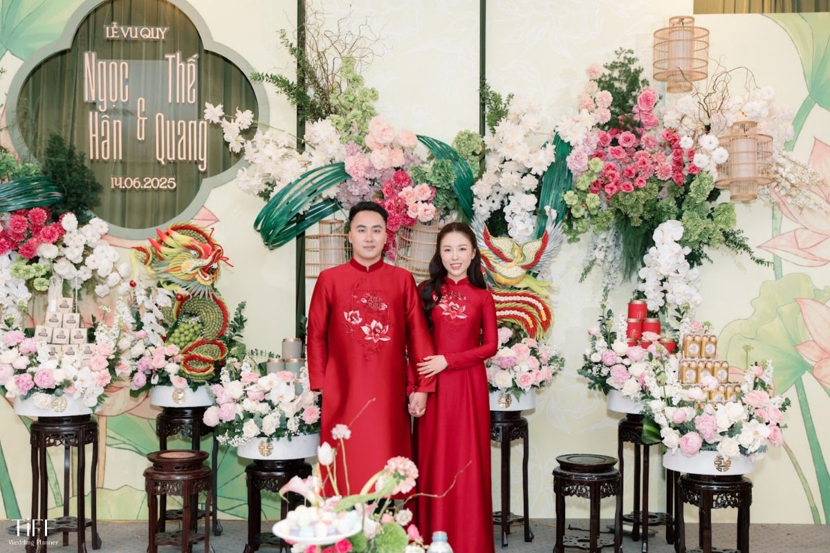 Nếu ngân sách hạn chế, hãy tập trung đầu tư vào phông cưới – cổng hoa. (Ảnh: TIFF.vn)