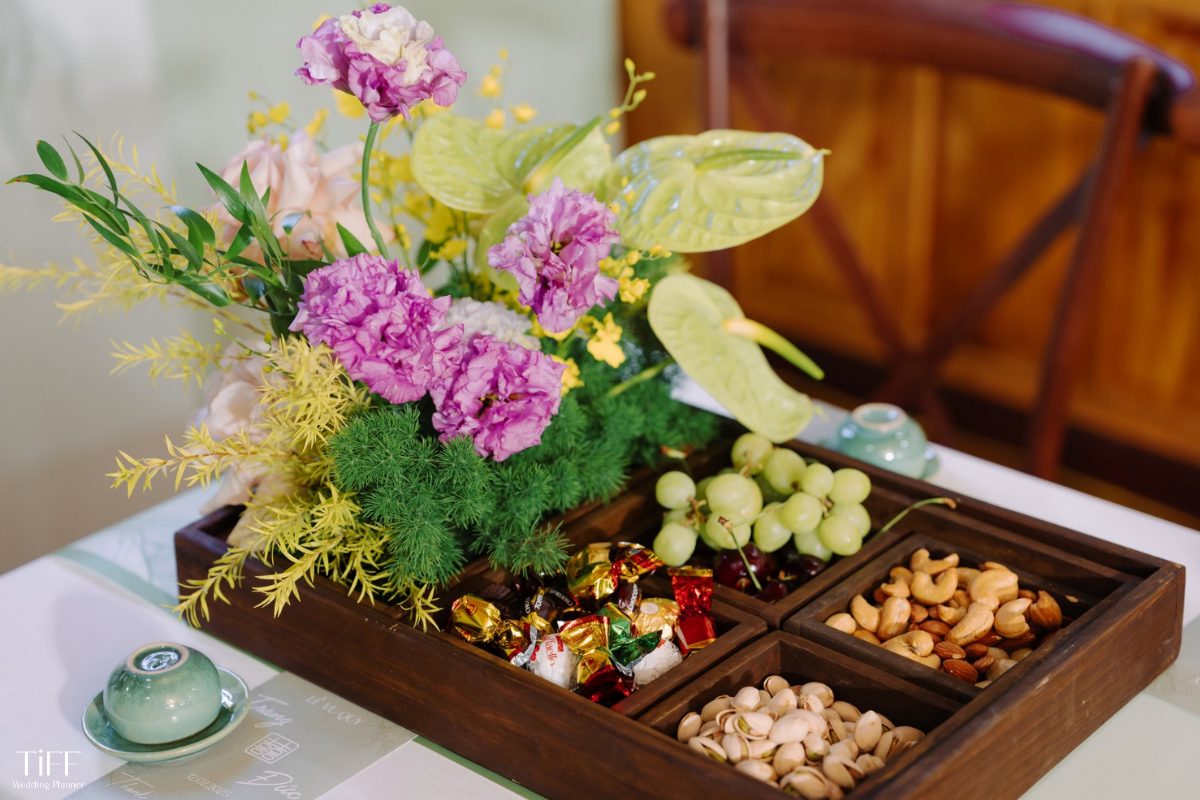 Hoa tươi trên bàn họ được đồng bộ tone màu giúp không gian thêm nổi bật. (ẢNH: TIFF.vn)