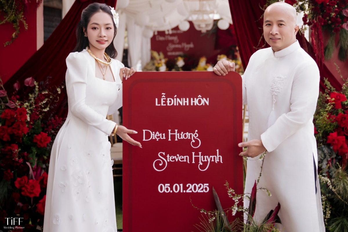 Biển Welcome thiết kế bằng fomex đồng bộ tone màu và hoa. (ẢNH: TIFF.vn)