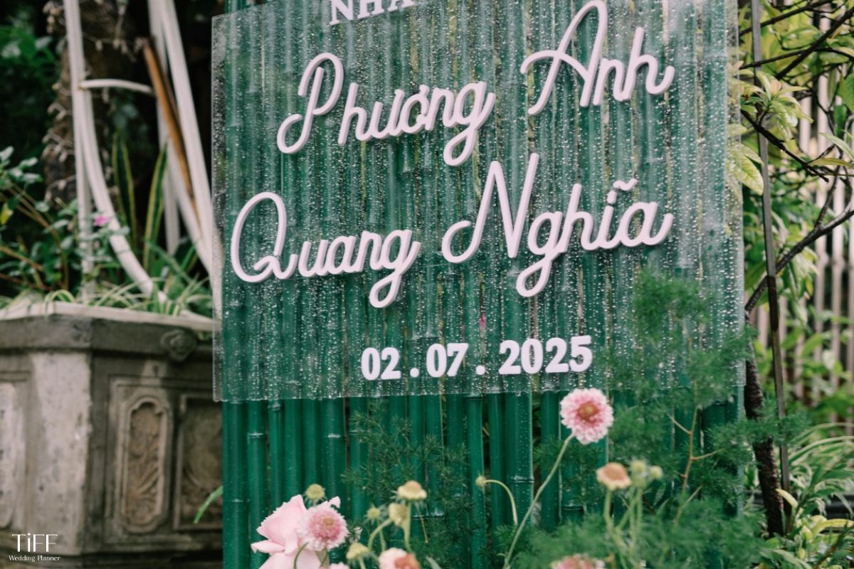 Biển Welcome được trang trí với tre, nứa, hoa tươi & kính. (ẢNH: TIFF.vn)