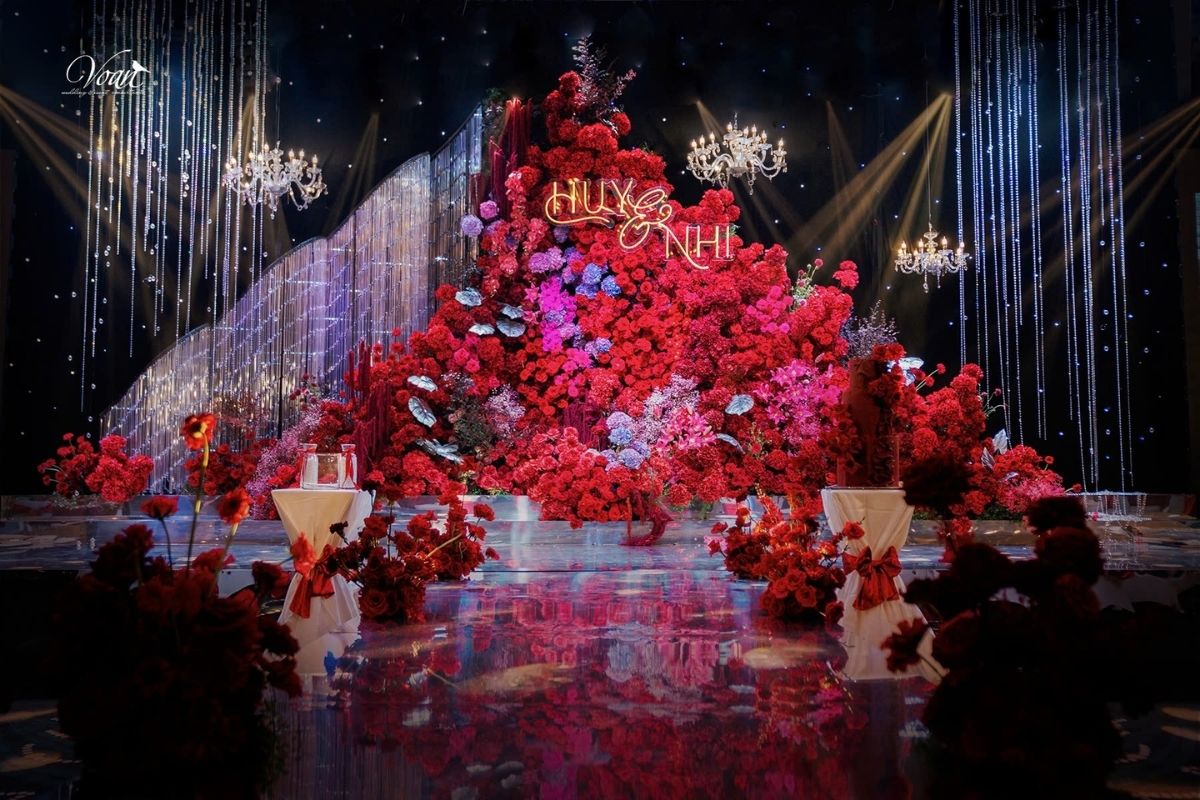 Sân khấu được trang trí bởi Voan Wedding (Ảnh: Voan Wedding)