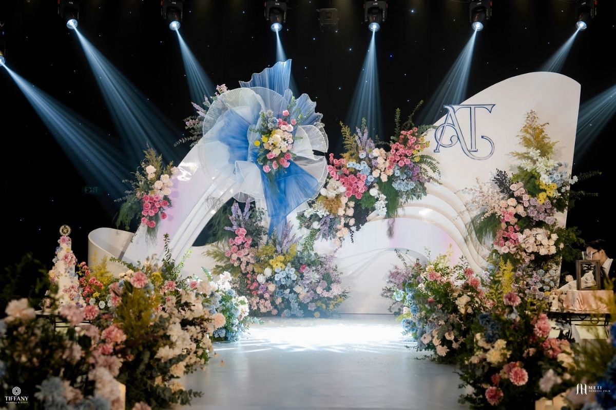 Sân khấu tiệc cưới được Tiffany Wedding thực hiện tại Sheraton Hanoi (Ảnh: TIFF.vn)