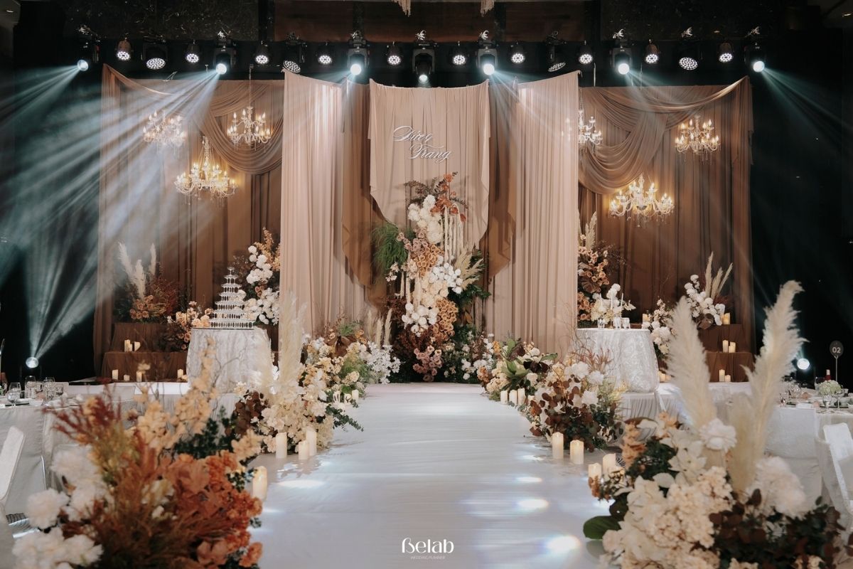 Sân khấu được trang trí và thiết kế bởi  BeLab Wedding Planner (Ảnh: BeLab)