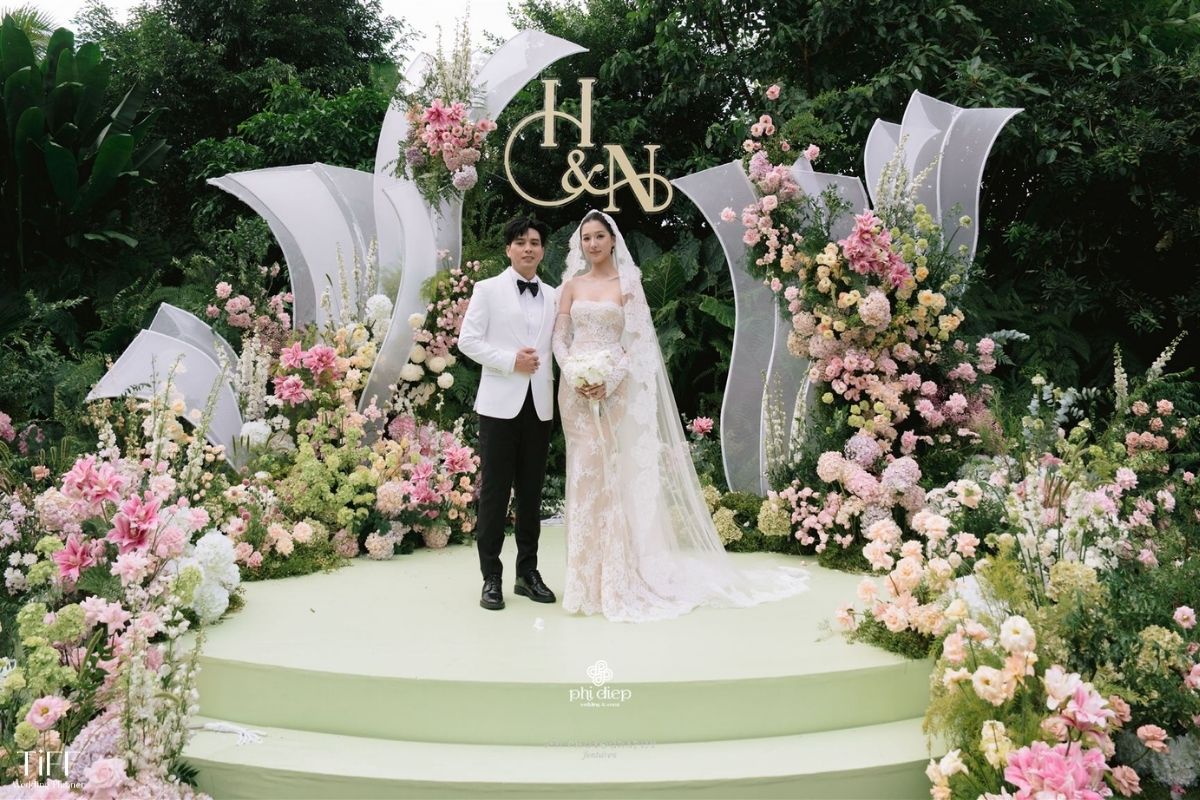 Sân khấu ngoài trời được trang trí bởi Phi Điệp Wedding (Ảnh: Phi Điệp Wedding)